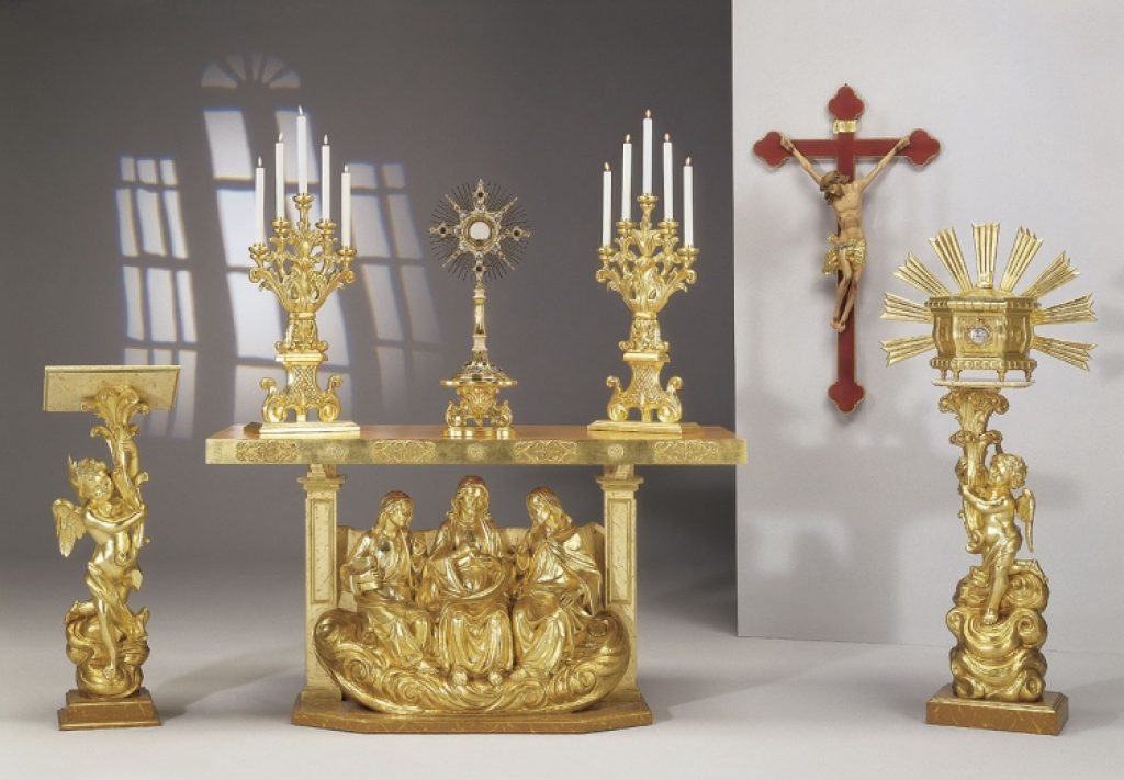 Altar with accessories - and Laboratorio Gruppo Liturgico